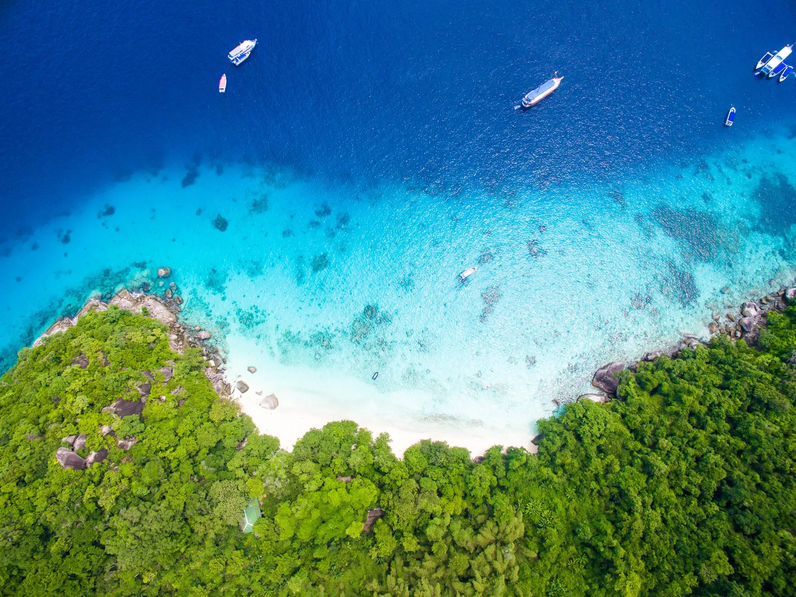 Îles Similan vues du ciel : rochers de granit, plage blanche, eau turquoise
