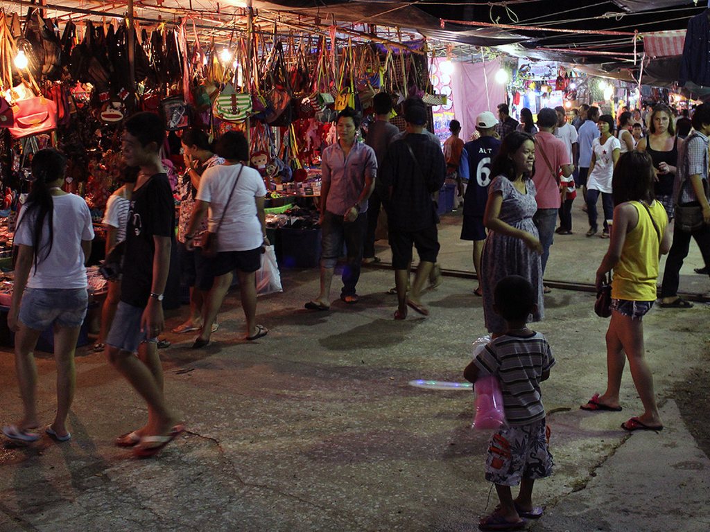Laem Din Market