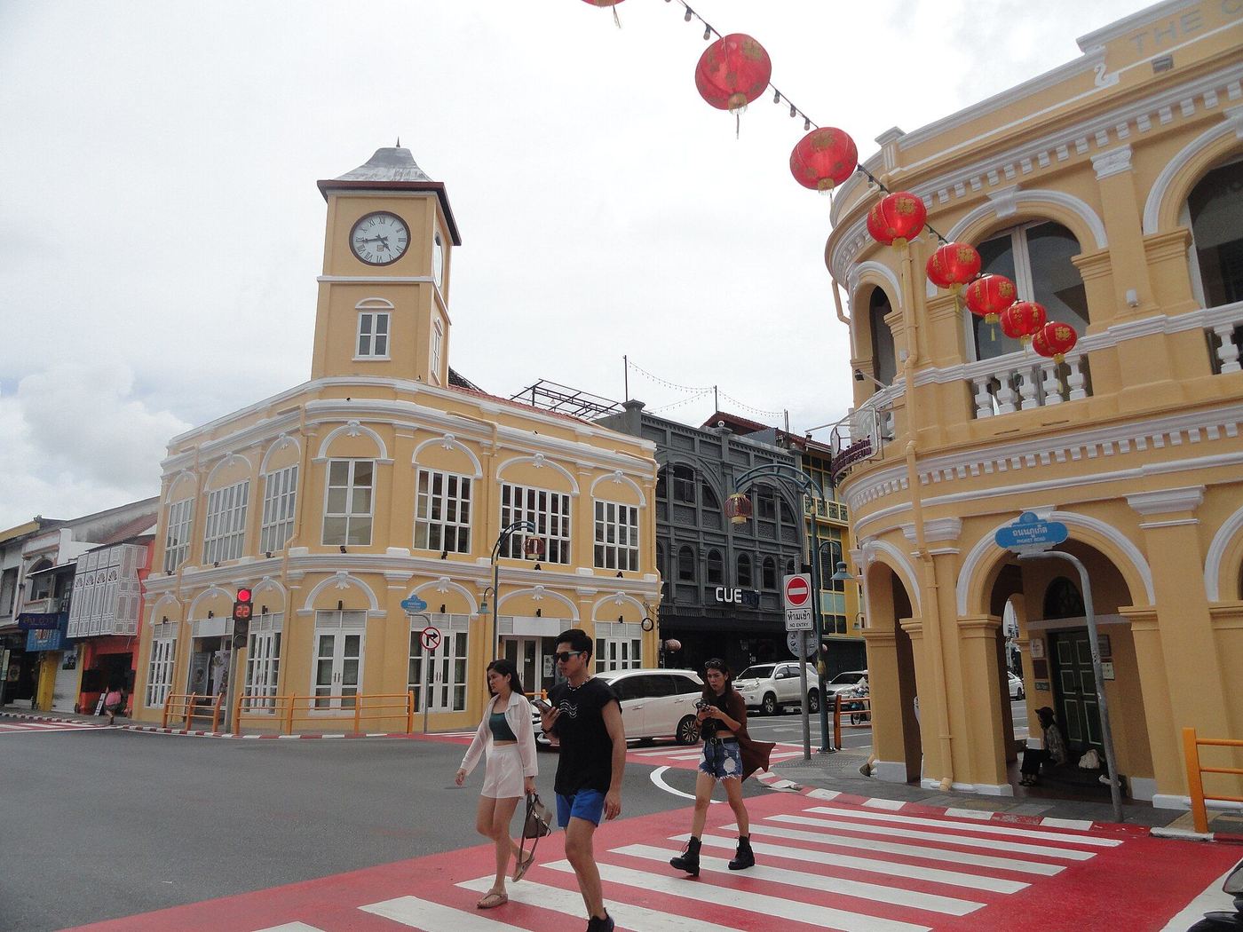 Sunday Walking Street (Lard Yai)